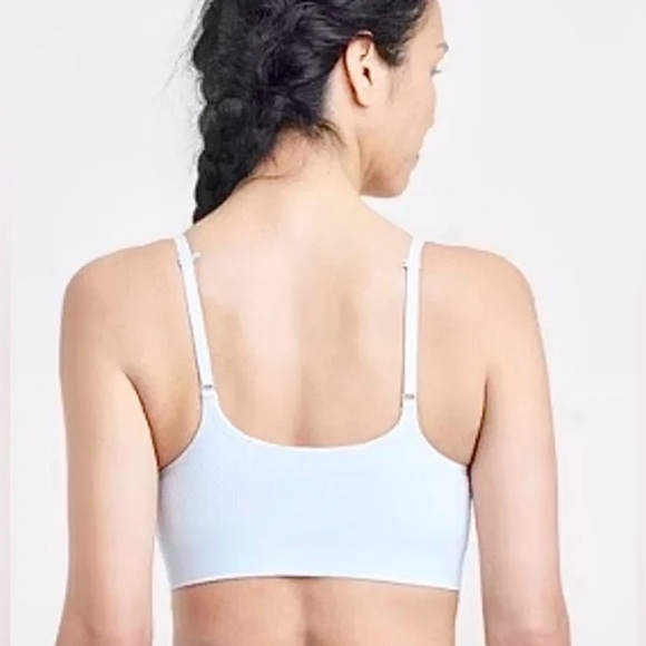 Size Medium Women’s Sky Blue Seamless Bra with molded pads and adjustable straps - Picture 3 of 8